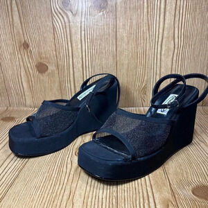 Vintage Mandee platform wedge heel sandals
Fits a womens size 7.5-8